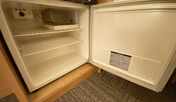 客室冷蔵庫（中は空です）
