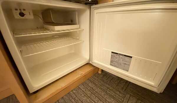 客室冷蔵庫（中は空です）