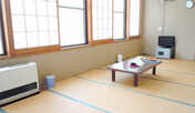 ・【本館1号室】大きな窓から光が差し込み、明るいお部屋