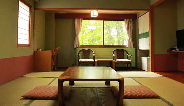 *和室一例／窓の外には、白樺林が一望できるお部屋です。