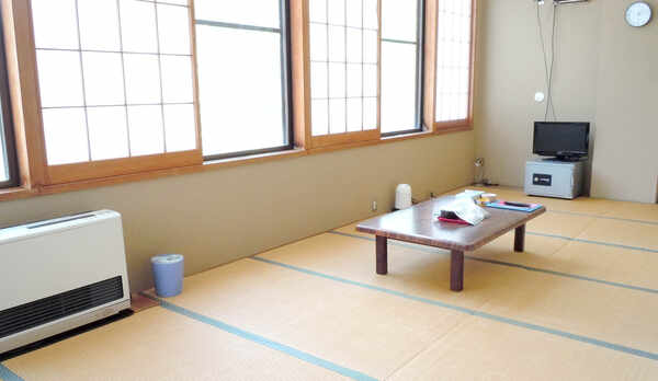・【本館1号室】大きな窓から光が差し込み、明るいお部屋