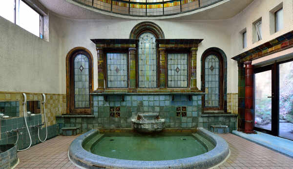 *【岩本楼ローマ風呂】2001年「再現することが難しい建造物」と国登録有形文化財に登録されています