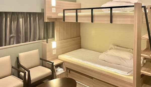 ・白を基調とした清潔感のある二段ベッドです