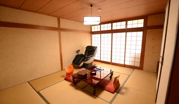 マッサージチェア付の和室