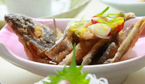 人気の一品&ldquo;カレイの唐揚&rdquo;など美味しい海の幸をお楽しみください♪