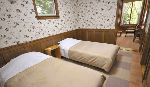 *2名用コテージ_ベッドルーム／シンプルながらも小窓を開ければ季節を感じる風が通り抜けます。