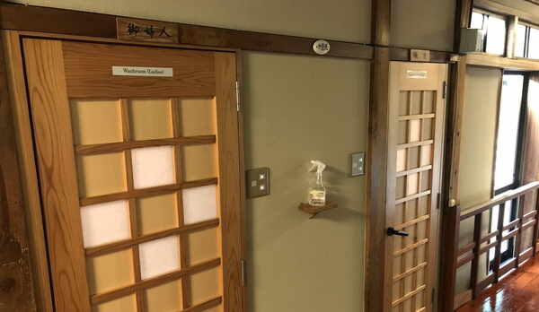 【本館：男女別お手洗い】２階、３階の中央に男女別でございます