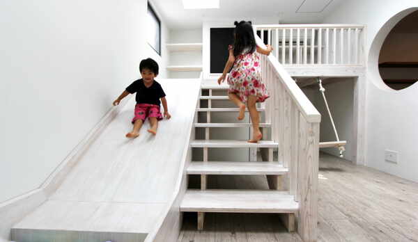 ブランコやすべり台のあるキッズルーム