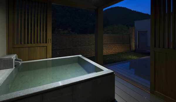 【デラックス和洋室】露天風呂（イメージ画像）