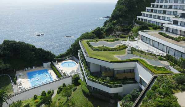 プールも海もお部屋から目の前！