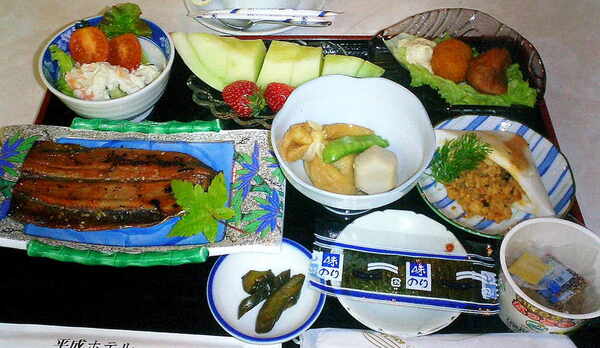 朝食例　【秋刀魚蒲焼、はんぺん肉溢れ、蟹コロッケ、炊き合わせ、メロン、苺】