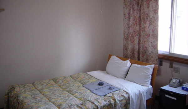 ２１５号室。セミダブルのお部屋。バストイレ付。お１人様滞在歓迎。ホテル館内貸切大浴場利用可！！