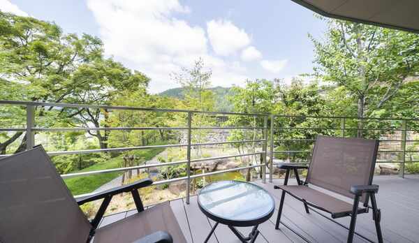 ベランダの向こうはプライベートガーデンです