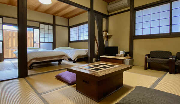 【お月様が綺麗ですね】母屋一階のお部屋。6畳2間でご家族、ご友人でゆっくり寛げるお部屋。