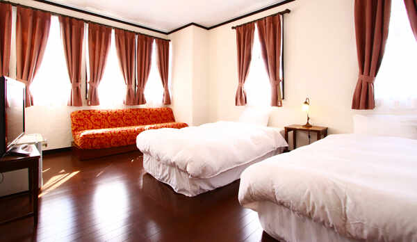 ツインルーム◆シングルベッドが2台のお部屋。光に照らされる角部屋です