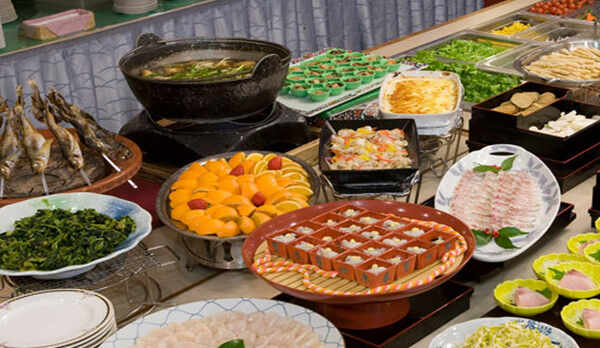 夕食バイキング　秋田コーナーには、サラダ寒天や豆腐カステラなど秋田ならではの味をご賞味ください