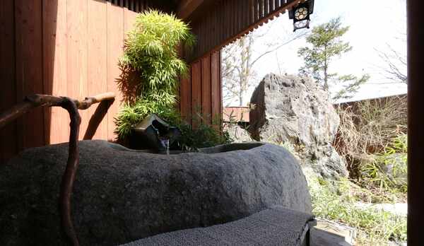 大きな岩をくり抜いた浴槽で、爽やかな風と最高の景色をお楽しみください