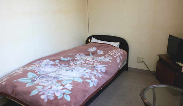 *【洋室シングル】ベッドがお好みの方にも安心♪Wi-Fi完備しています。※バス・トイレは共同です。