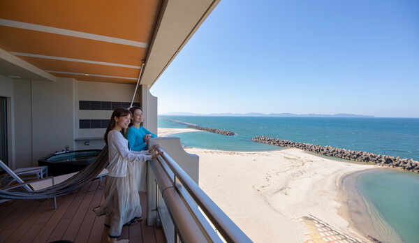 コーナースイート、スイートルームのテラスから日本海を一望！