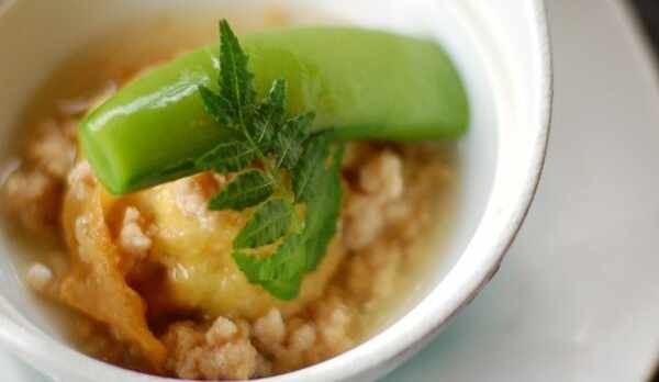 【夕食】蓋物の百合根まんじゅう。絶妙な味付けが人気の一品です／例