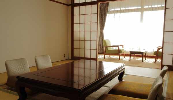 東館和室12.5畳【バス・トイレ付】大きな窓からは陽射しが差し込み、明るいお部屋です。窓辺で語らいを