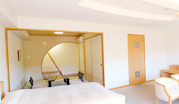 和洋室タイプ　ダブルベッド&times;2　和室6畳　無線LAN対応