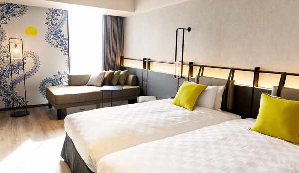 【スーペリアツインルーム】29.7平米　ベッド＆デイベッドはシモンズ社製。