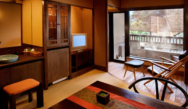 ■おふたりのプライベートを満喫できるモダンスタイルの和室。［露天風呂付き和モダン客室「二人静」］