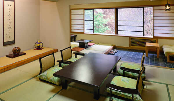 上屋敷　次の間、広縁付き客室　当館で最も広く、贅沢なつくりの上屋敷。全室が庭園側に面した間取り。