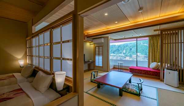 【本館寛ぎ和洋室】ツインベッドルームの奥に和室が10畳ございます。