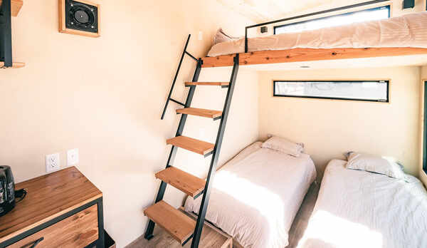 ・【トレーラーハウス／ベッド】木のぬくもりを感じられる室内で、心地よい休息時間をお過ごしください