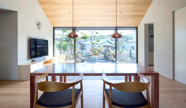 ・大きな窓が印象的なリビング