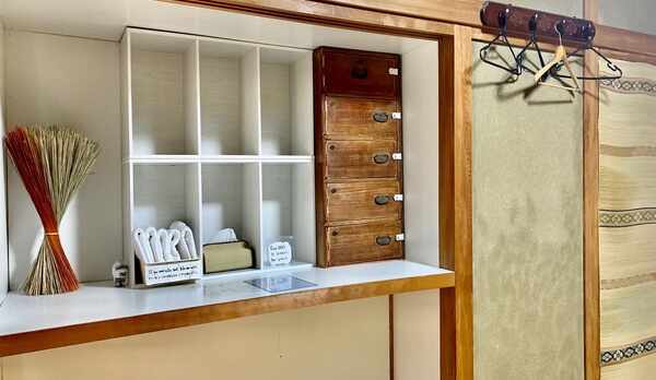 ドミトリールームには、収納ボックスとセーフティーボックスがあります。