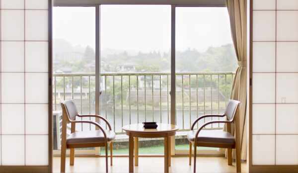【スタンダード和室】10畳＋広縁付、ベランダからは亀山湖が一望できます