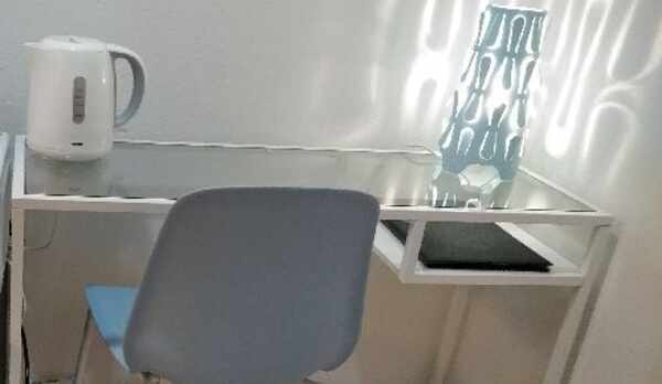 テーブル（102）