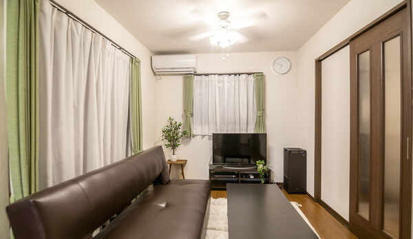 ・【リビング】大きなソファでゆったりと団欒の時間。旅の話に花を咲かせましょう