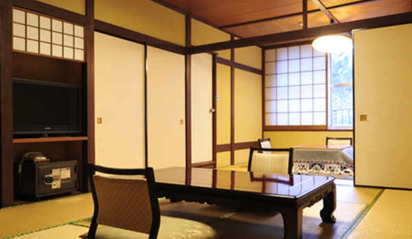 *客室一例／10畳+6畳の二間続きのお部屋は開放感がありゆったり過ごせます。