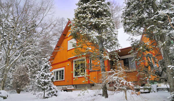 *2名用コテージ_リビング／窓からはカル鴨池を望むことができます。