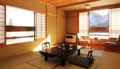 客室　和室一例。猿ヶ京の山並みが見渡せる、和の風情あふれる空間。