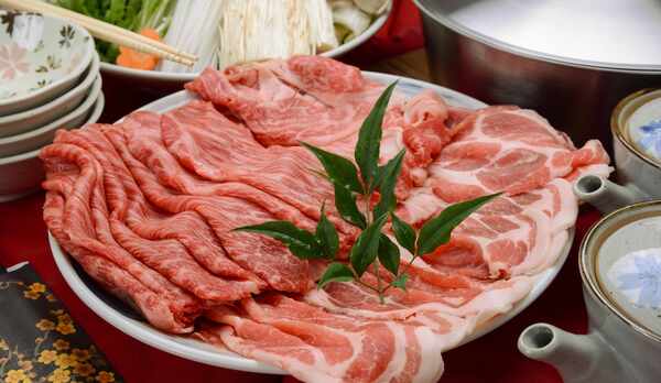 *【夕食一例】地元の食材にこだわったお食事をご用意しております。