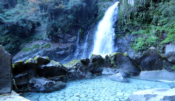 ◆大滝の飛沫を感じるマイナスイオンたっぷりの『しぶきの湯』、夏は涼しくお入りいただけます。