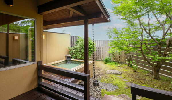 【露天風呂付特別室　椿】湯上りは月見台でまどろみの時間