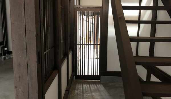 ・事務所建物右奥の扉をお入りください