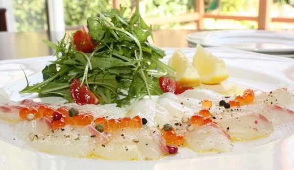 伊豆の食材を使ったカルパッチョ。