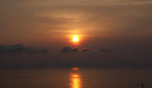 有明海から昇りゆく朝日とともに、心地よい目覚めを&hellip;