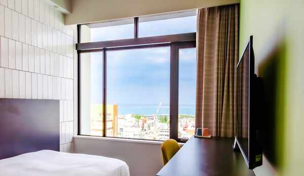 ダブル【高層階・海側・ミストシャワー・デスク・禁煙】