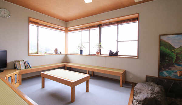 【休憩スペース】窓は海に面しており、夕日を眺めるのにベストなスポットです♪