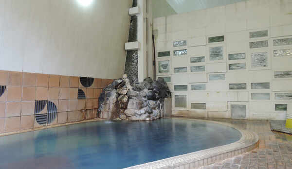 *【温泉】温泉に浸かりながらお肌をなでると、ツルツルします。