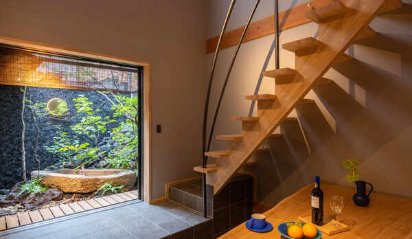 庭園を眺めるリビングルーム