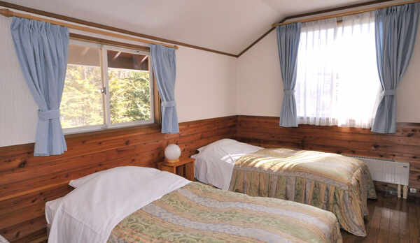 *3〜5名用IまたIIタイプ_ベッドルーム／大きな窓からは四季折々の景色が望めます。